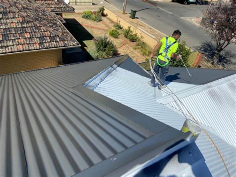 Painting a Colorbond Roof [2024] .